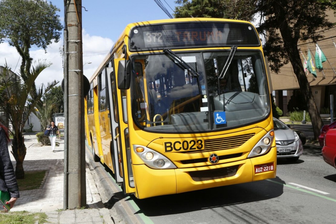 Homem é preso por assediar mulheres dentro de ônibus.