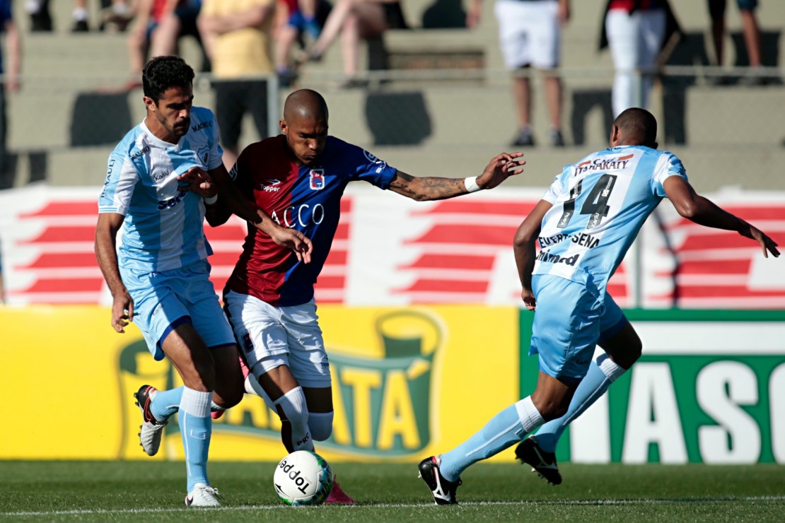 Fernando Karanga disputa com Matheus e Everton Sena. O jogo foi muito disputado, como se esperava. Foto: Albari Rosa