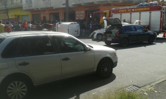 Acidente entre dois carros na Rua Nova Esperança, Sítio Cercado. 