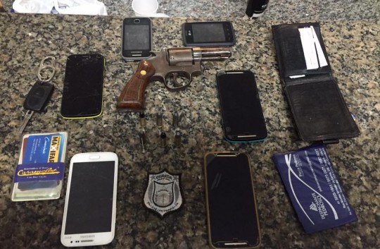 Celulares das vítimas e revólver calibre 38 foram apreendidos no carro. Foto: GM/SJP.