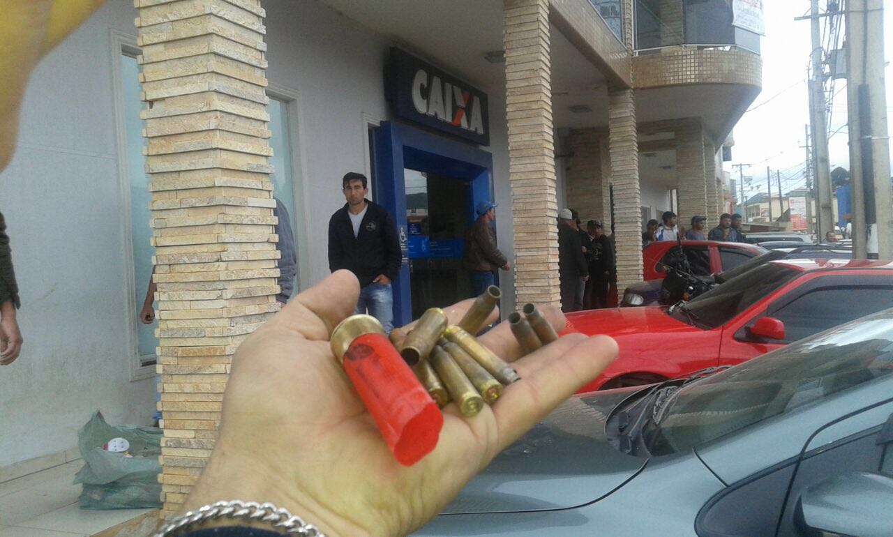 Bandidos tentam assaltar banco em Almirante Tamandaré. Houve tiroteio.