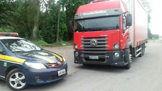 Polícia Rodoviária Federal apreende carga de cerveja sem nota fiscal, em Paranaguá.