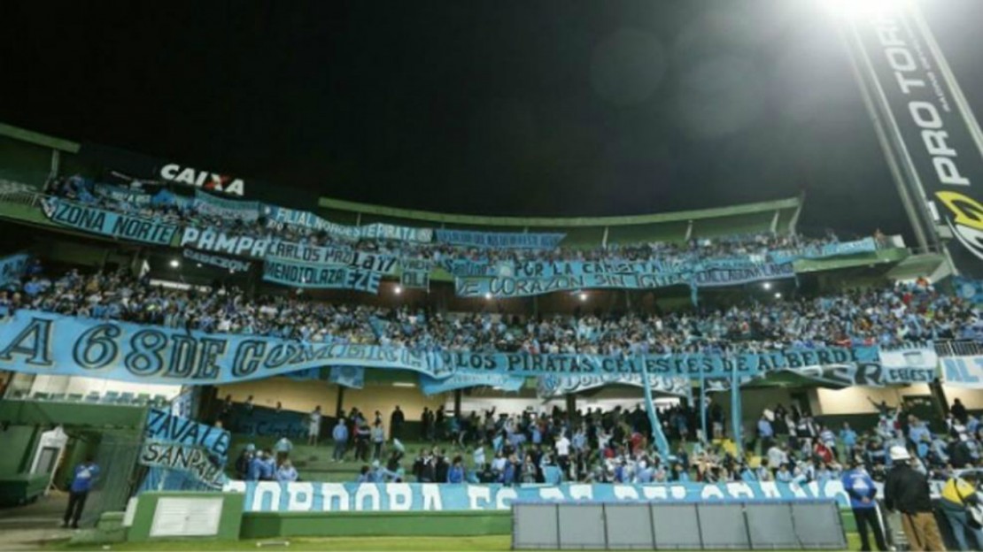 A torcida do Belgrano vem a Curitiba, faz festa e achamos bonito. Para muitos, a mais clara expressão do complexo de vira-lata. Foto: GloboEsporte.com