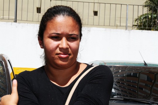 Tainara estava atrás de vaga. Foto: Gerson Klaina.