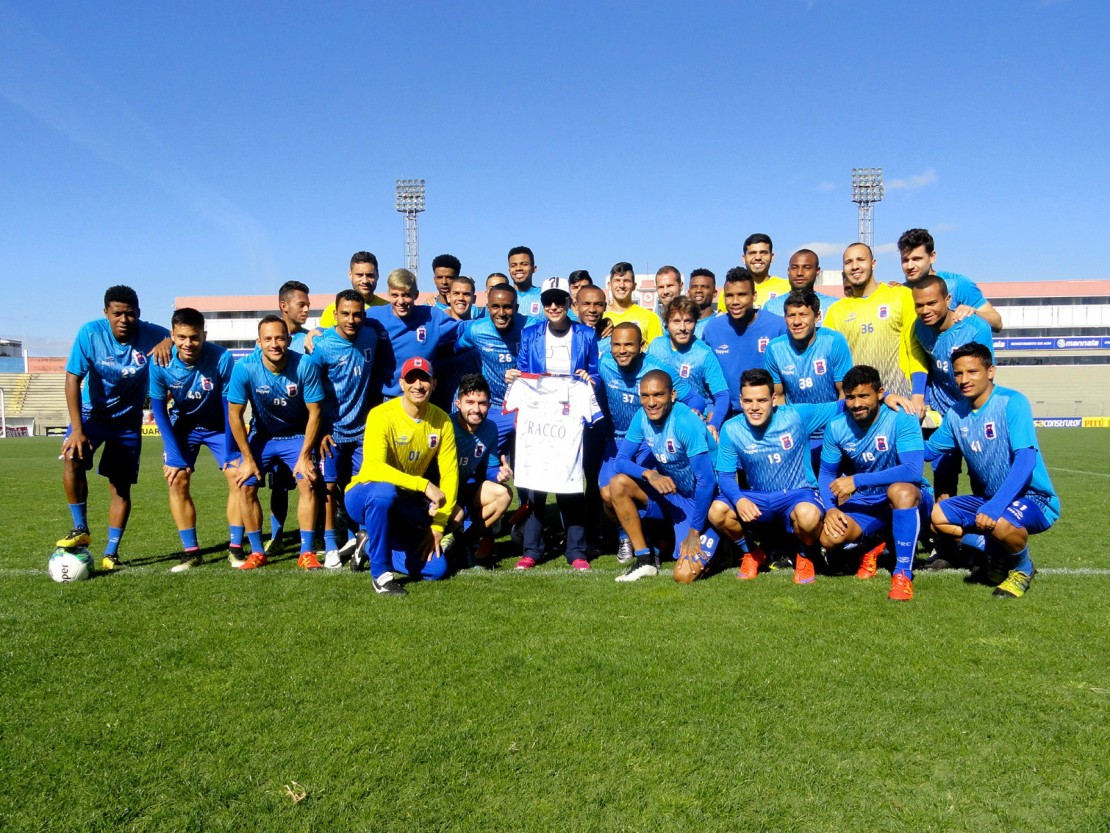 O elenco paranista em torno de Milena, numa tarde de emoção para todos na Vila Capanema. Foto: Divulgação/Paraná Clube