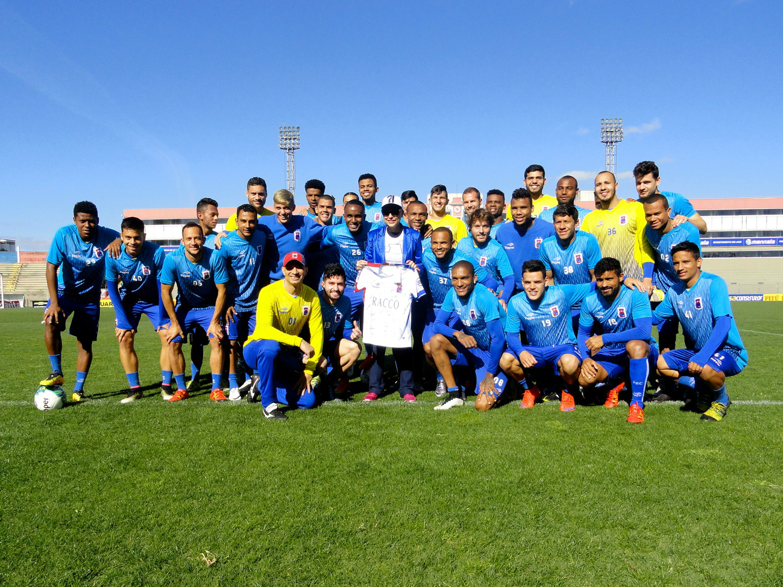 O elenco paranista em torno de Milena, numa tarde de emoção para todos na Vila Capanema. Foto: Divulgação/Paraná Clube