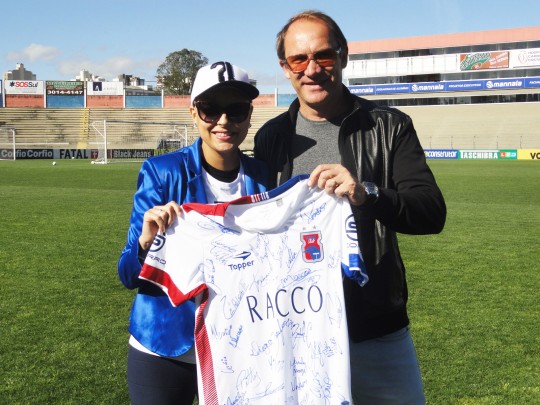 Milena recebe a camisa do supervisor de futebol Hélcio Alisk. Foto: Divulgação/Paraná Clube