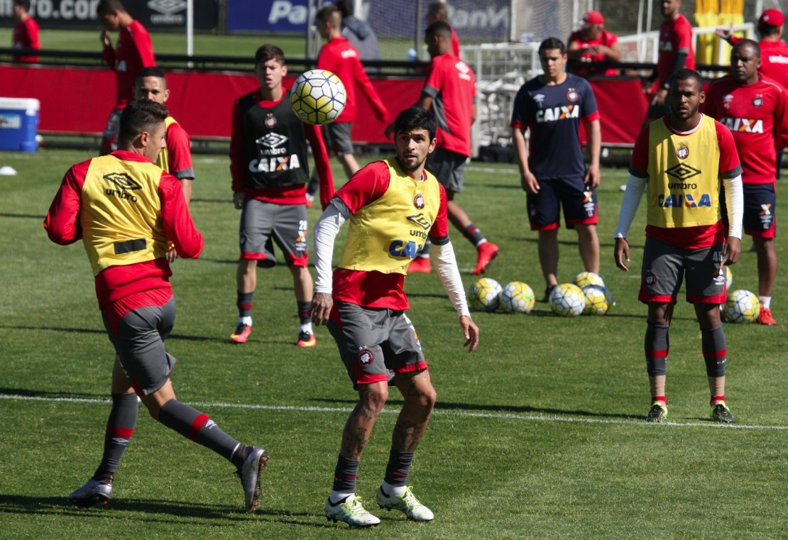 Há duas semanas escalado, Lucho González é a esperança na volta do bom futebol rubro-negro. Foto: Aniele Nascimento