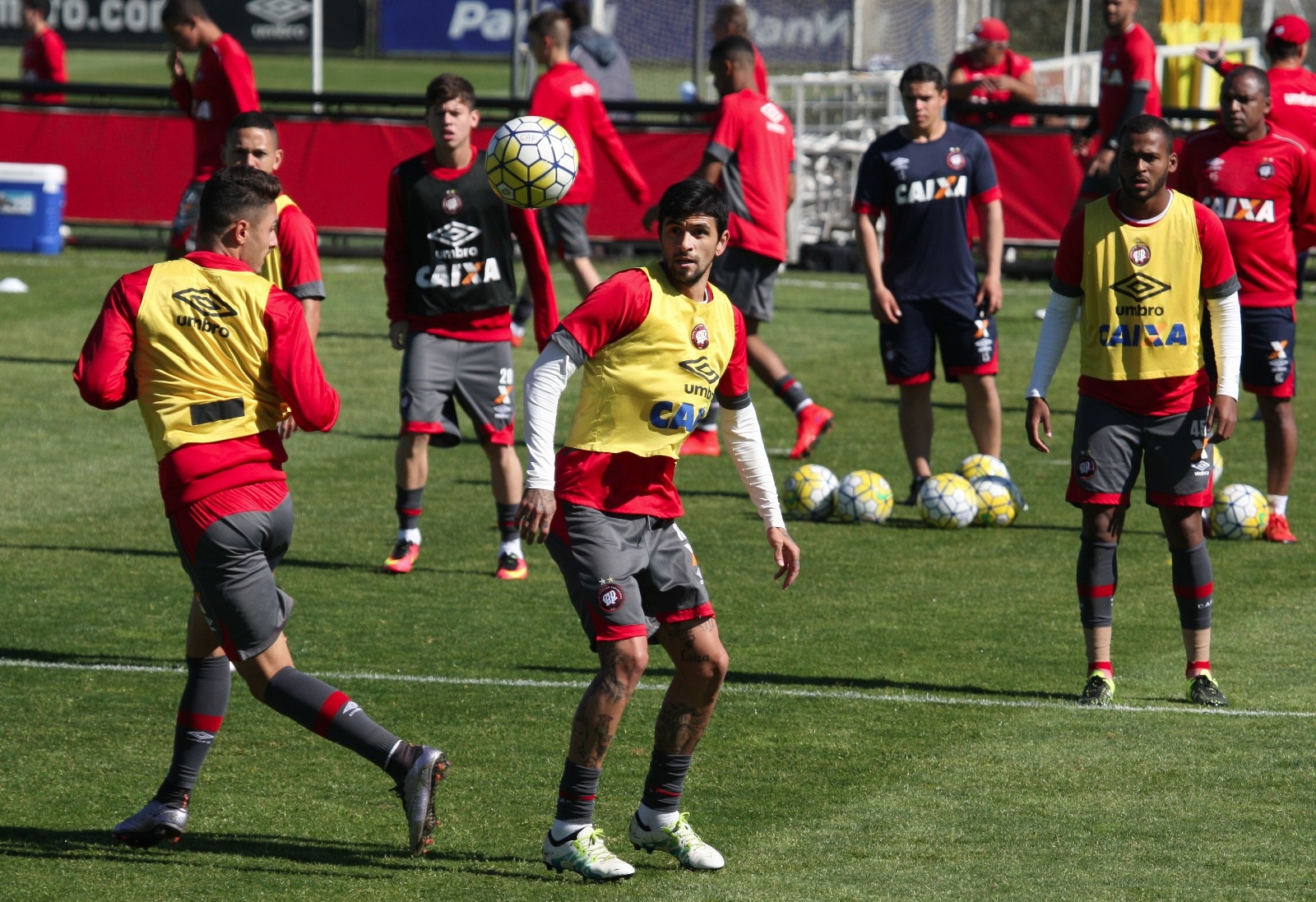 Há duas semanas escalado, Lucho González é a esperança na volta do bom futebol rubro-negro. Foto: Aniele Nascimento