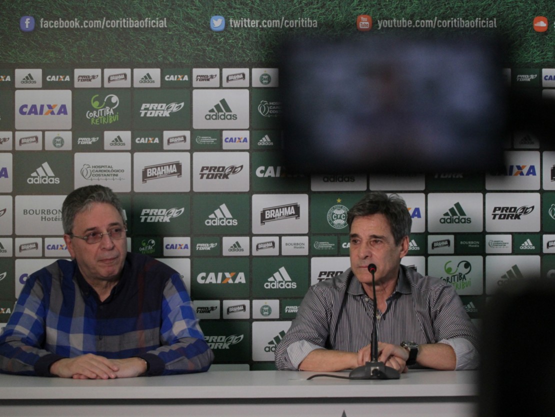Rogério Bacellar ao lado do atual treinador Paulo César Carpegiani. Na sua gestão, em pouco mais de um ano e meio, o Coxa já teve sete vice-presidentes, dois CEO e dois diretores de futebol. Foto: Divulgação/CFC