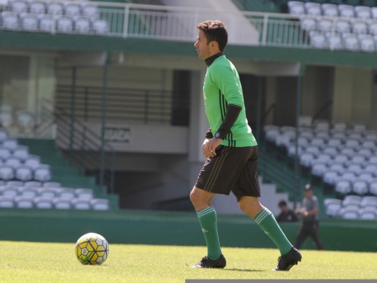 Juan pode tanto jogar na lateral-esquerda quanto no meio-campo. Foto: Divulgação/Coritiba FC
