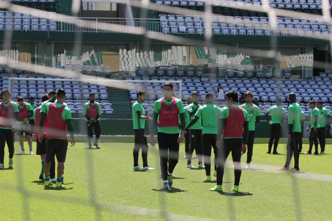 Os jogadores do Coxa no treino do Couto Pereira. Carpegiani terá mais opções contra o Palmeiras. Foto: Divulgação/Coritiba FC
