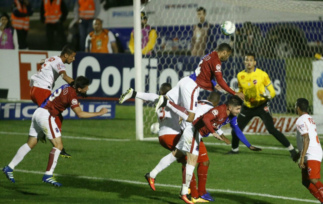 João Paulo tentou e quase marcou. No lance seguinte, Alisson empatou para o Tricolor. Mas o final foi amargo. Foto: Hugo Harada