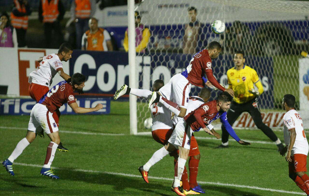 João Paulo tentou e quase marcou. No lance seguinte, Alisson empatou para o Tricolor. Mas o final foi amargo. Foto: Hugo Harada