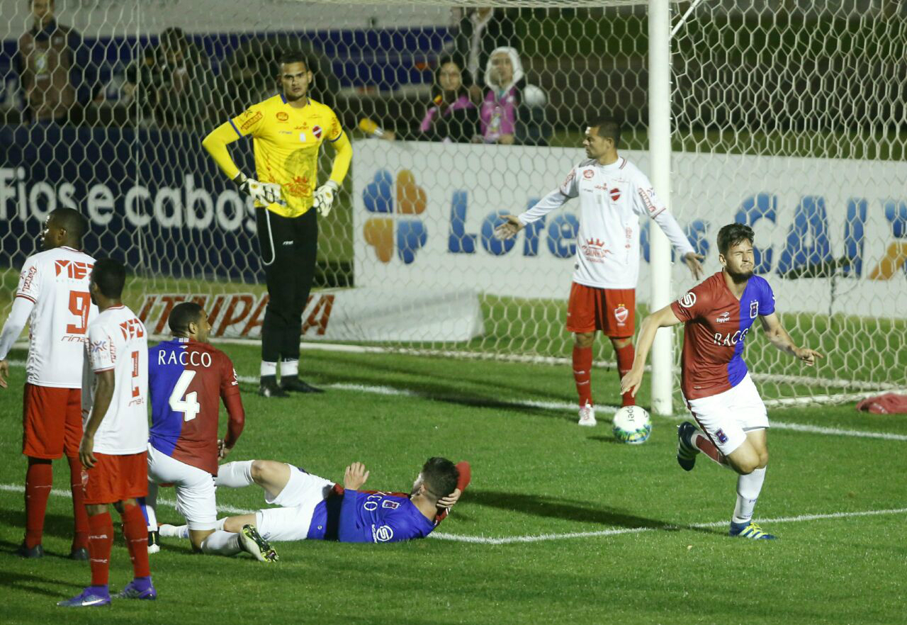 "Perdemos gols debaixo da trave", comentou Alisson, que fez o gol paranista. Foto: Hugo Harada