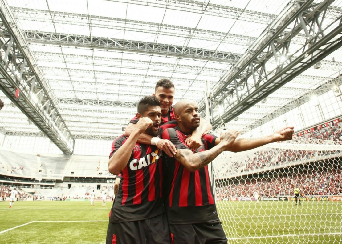Thiago Heleno foi o dono do jogo, marcando dois gols, um de pênalti. Foto: Marcelo Andrade