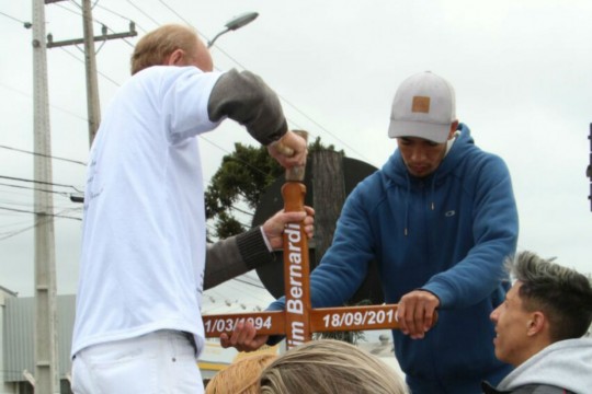 Pai de Alex (de branco) coloca uma cruz no local da tragédia. Foto: Átila Alberti.