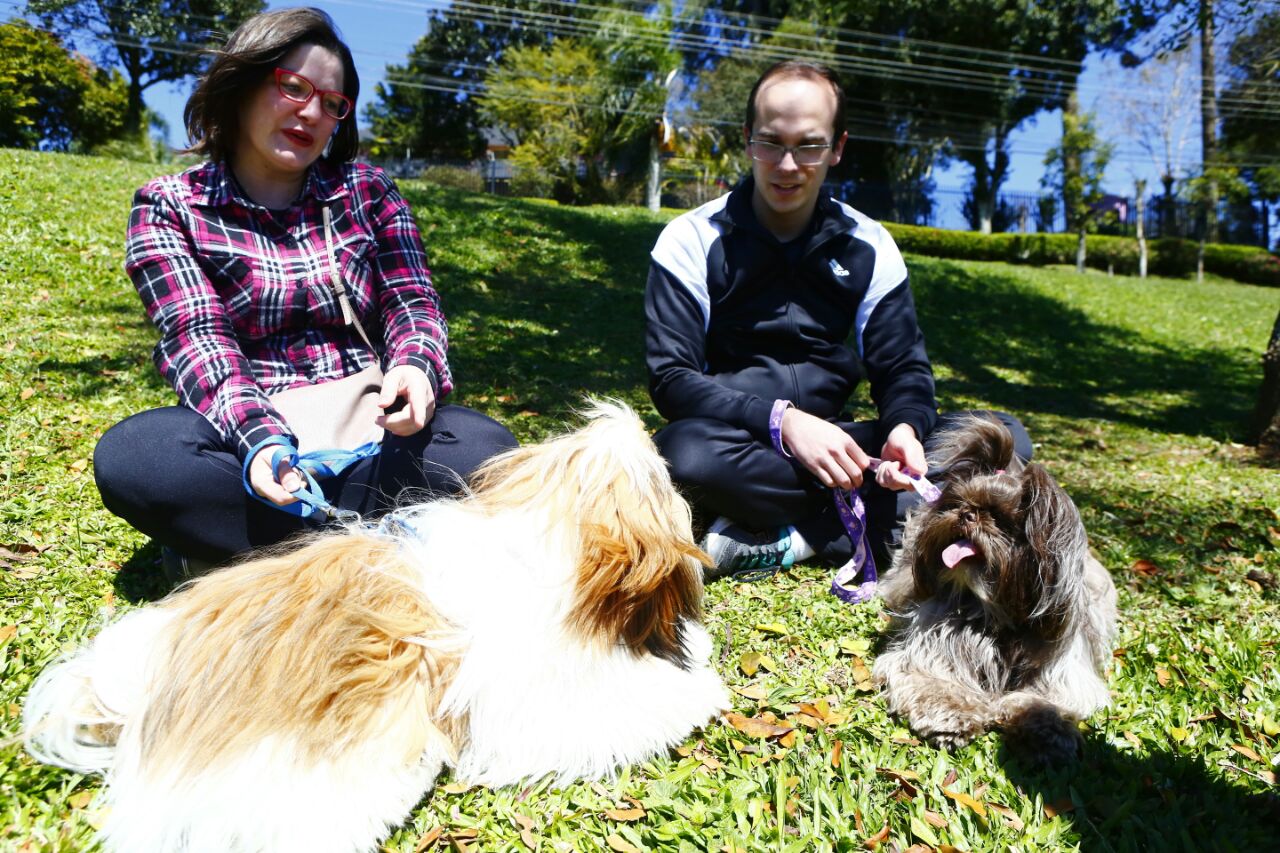 Médico Vitor Molina Monsano e a advogada Ana Carolina Iaczinski com os cachorros Ringo e Aria. Foto: Lineu Filho