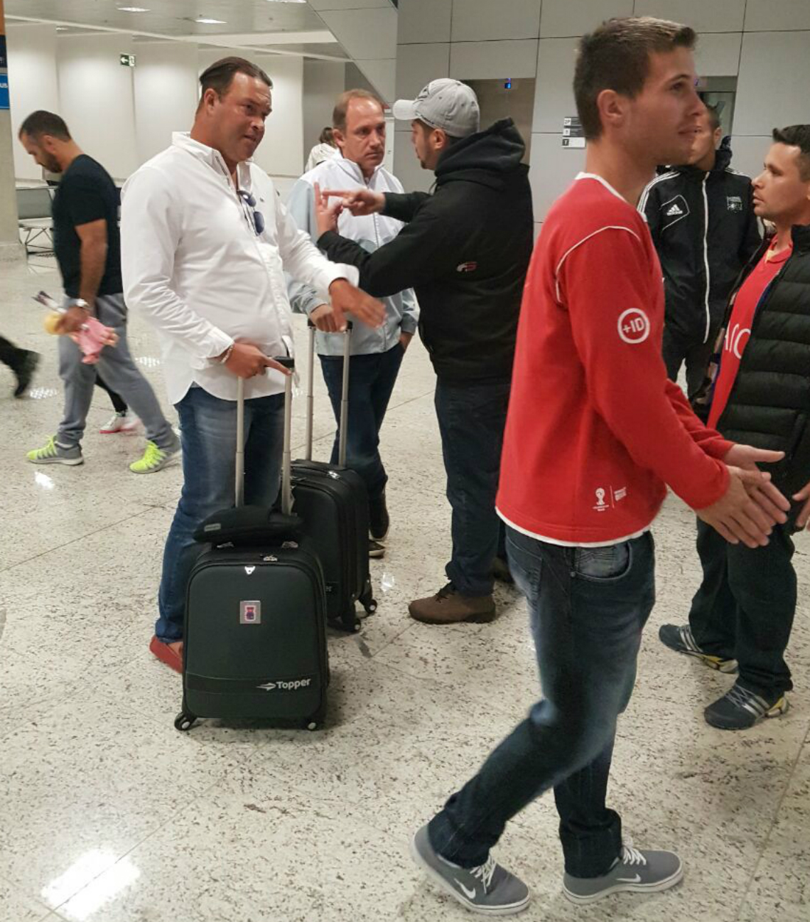 Hélcio Alisk e Roberto Fernandes foram abordados ainda no saguão do aeroporto. Foto: Guilherme Moreira