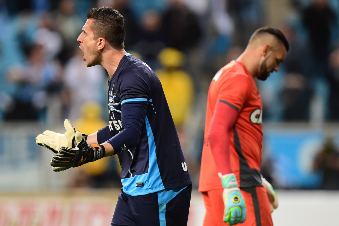 Weverton cabisbaixo, Marcelo Grohe eufórico. Não há melhor resumo em imagem da eliminação de ontem. Foto: Vinícius Costa/Estadão Conteúdo