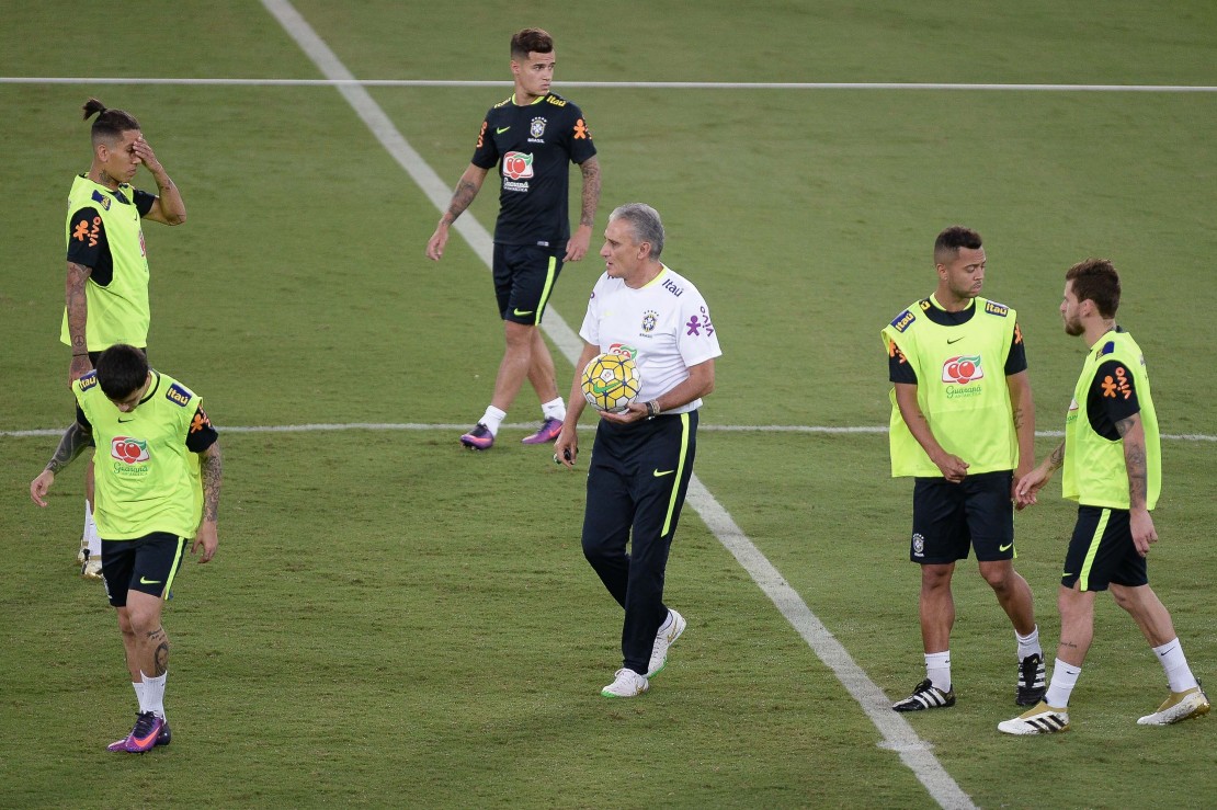 Tite orienta os jogadores no treino de quarta-feira (6) em Natal. Foto: Pedro Martins/MoWa Press