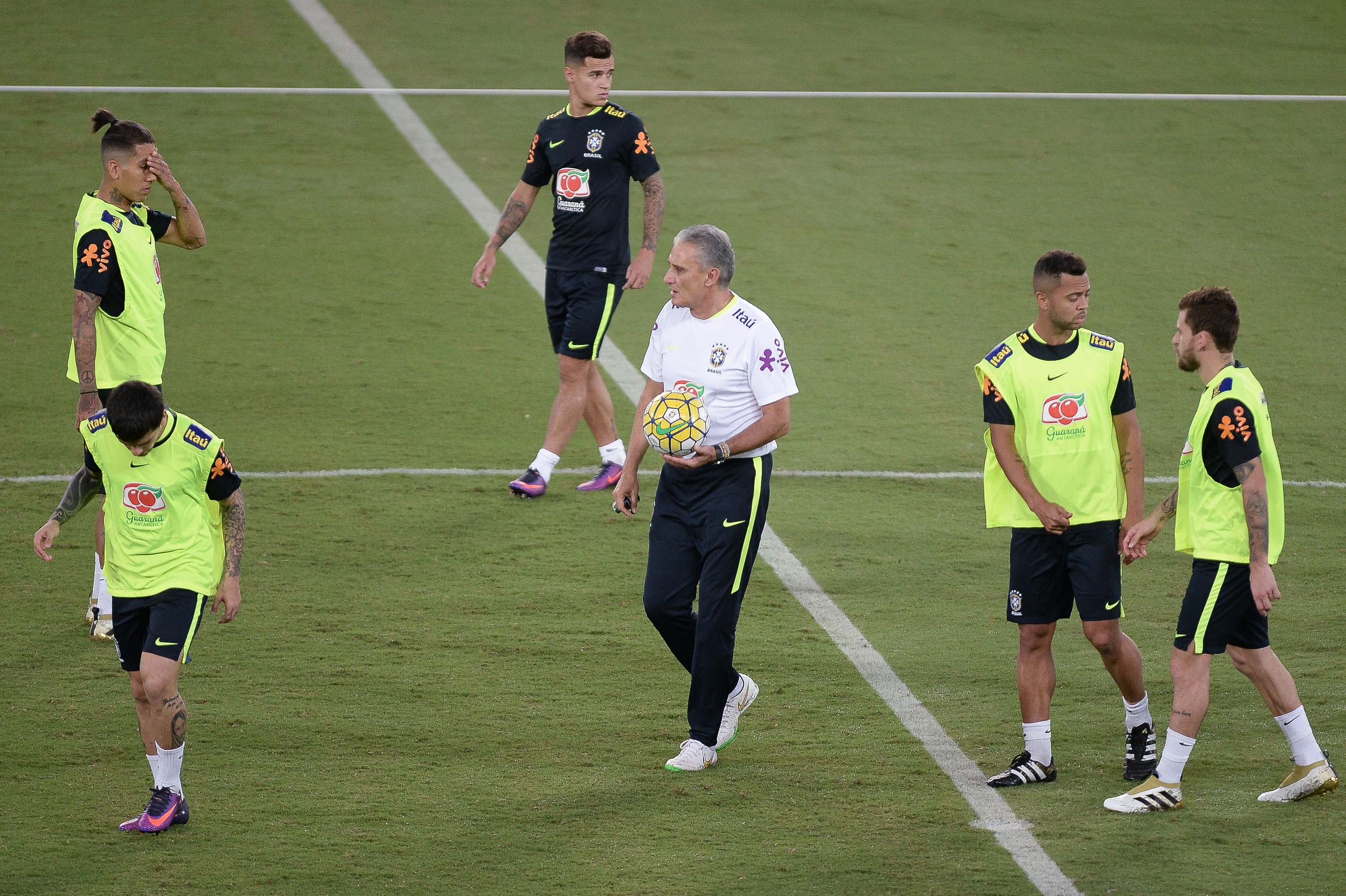 Tite orienta os jogadores no treino de quarta-feira (6) em Natal. Foto: Pedro Martins/MoWa Press