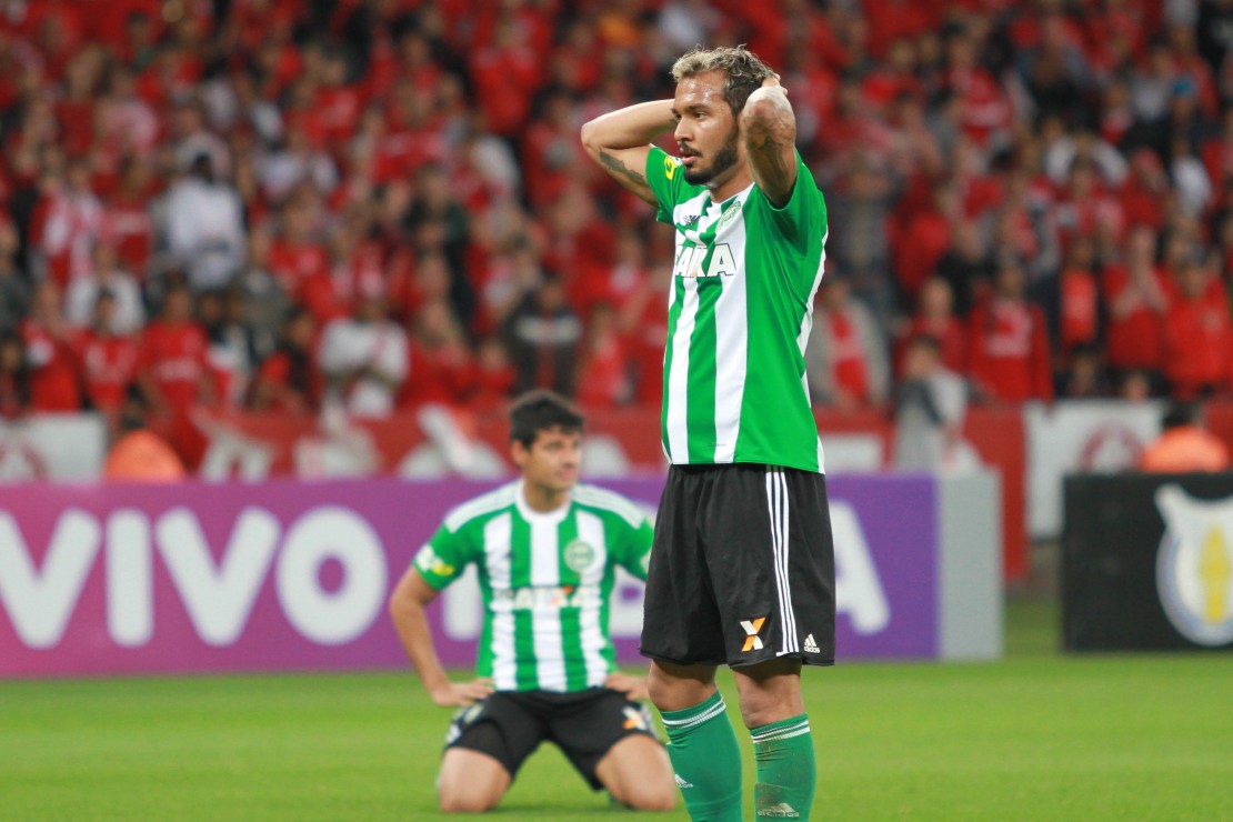 Vinícius e Cesar Benítez lamentam o pênalti perdido por Juan. Foto: Murilo Carvalho/Estadão Conteúdo