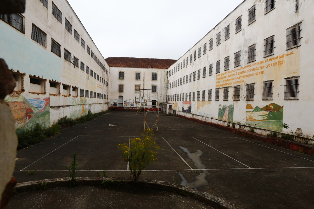 Última visita à edificação do presidio do ahu antes da demolicao. Pátio interno.