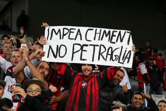 Teve faixa pedindo o impeachment de Mário Celso Petraglia. Foto: Daniel Castellano