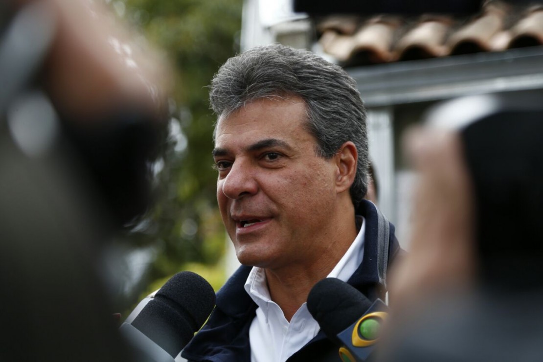 Governador Beto Richa participou de missa pela manhã e falou com a imprensa; criticou a desintegração do transporte coletivo.