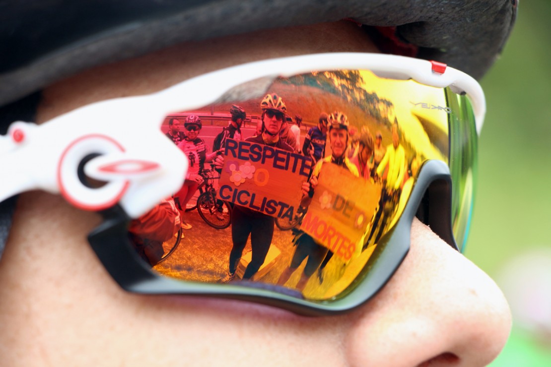 Ciclistas realizam protesto referente ao atropelamento e morte de um ciclista no acostamento da BR na frente da Academia Militar do Guatupê. O grupo de ciclistas foi atropelado por um motorista embriagado e Eduardo Antonio nao resistiu aos ferimentos e faleceu.