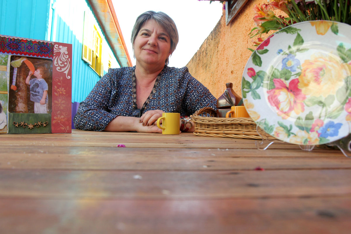 Sandra Zanin Cheslak fez curso de decoração de pratos na loja (Foto: Raquel Tannuri Santana).