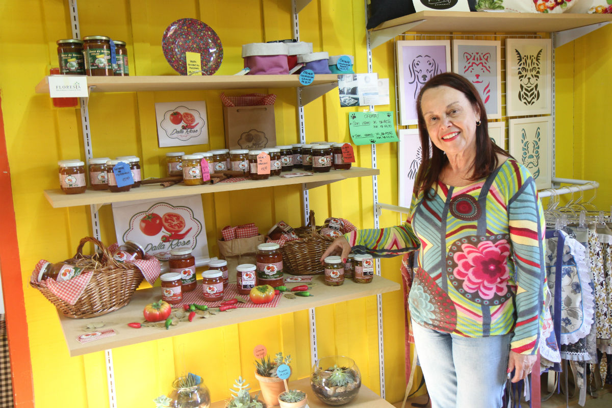 Rosemary Dallarmi é uma das artesãs que alugou prateleira no espaço (Foto: Raquel Tannuri Santana).