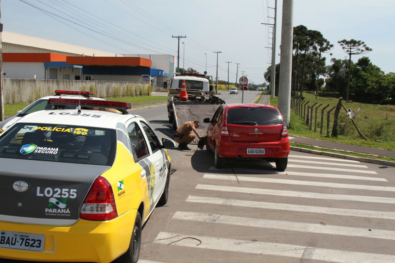 Polícia pega carga de cigarros roubados.