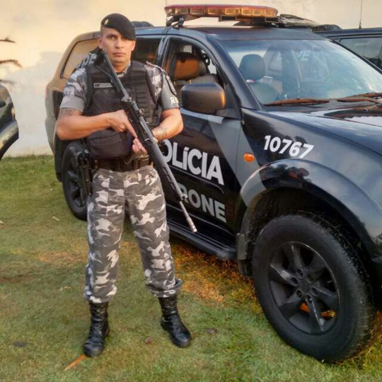 Policial militar, soldado do Bope, morre ejetado em capotamento.