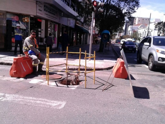 Copel faz manutenção na rede subterrânea e bloqueia ruas no Centro de Curitiba.