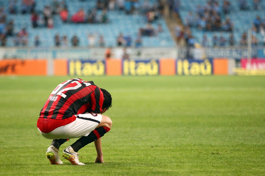 Pablo sofre com o gol do Grêmio. Ele até que tentou, mas foi pouco para o Atlético ter chances para empatar. Foto: Pedro H. Tesch/Estadão Conteúdo