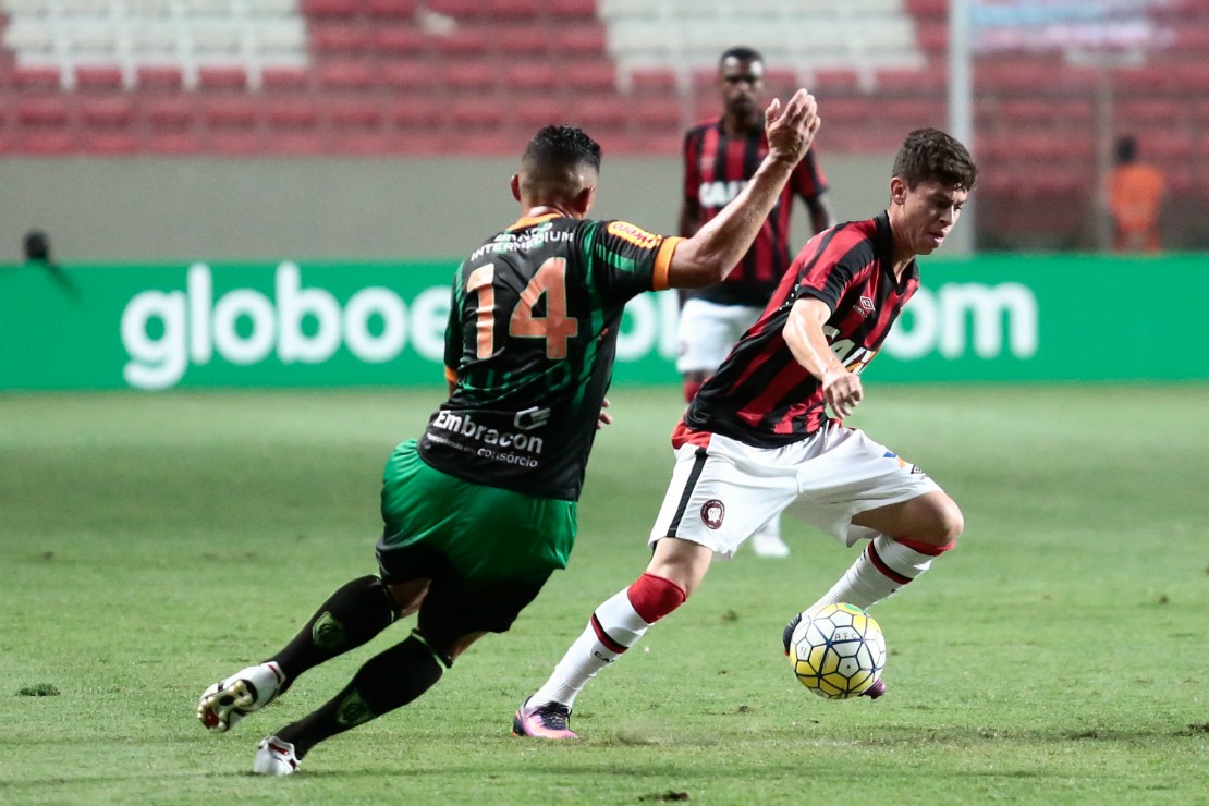 Matheus Rossetto e Danilo Barcelos brigando pela bola. Teve muita briga, mas pouca bola. Foto: Erwin Oliveira/Estadão Conteúdo