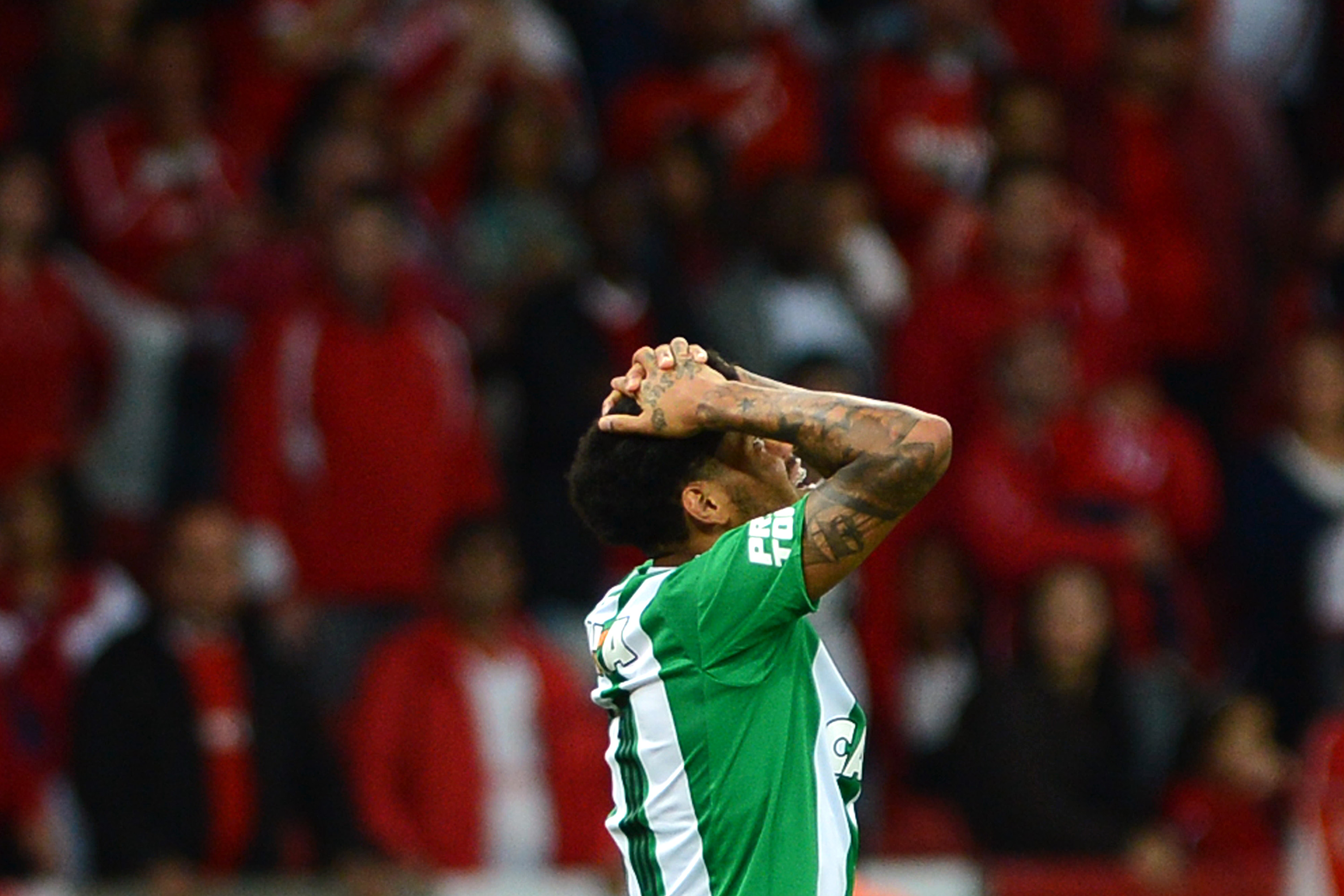 O retrato do desespero alviverde - Leandro lamenta o pênalti perdido pelo Coxa. Foto: Edu Andrade/Estadão Conteúdo
