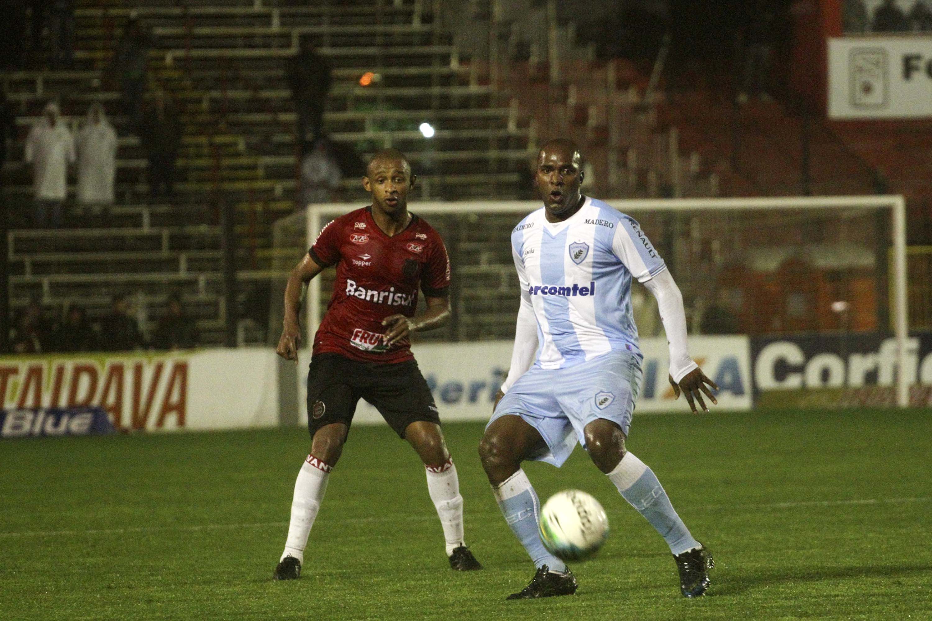 Itamar, o autor do gol, domina à frente a Washington. Foto: Ítalo Santos/Estadão Conteúdo