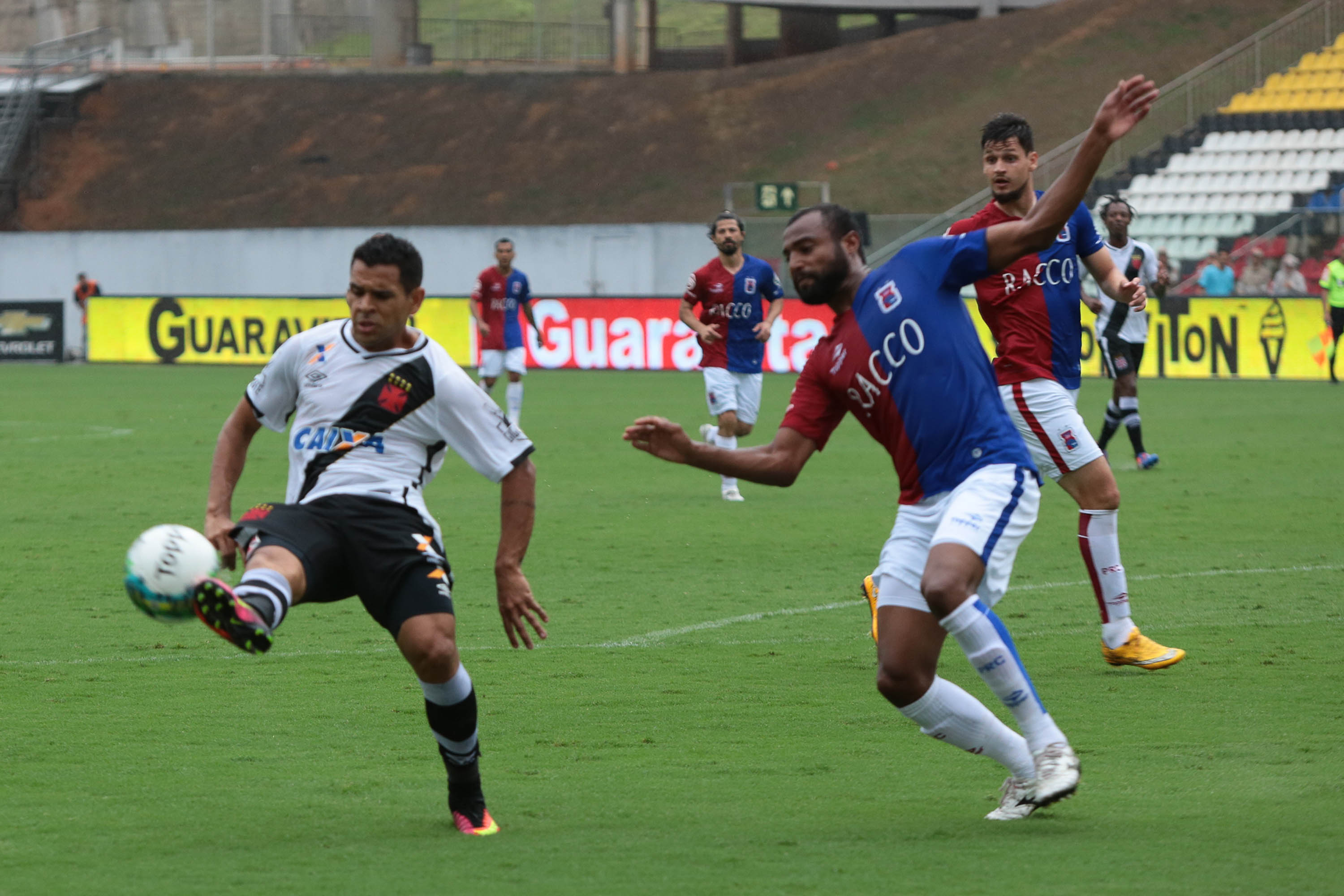 Ederson com a bola, Pitty na marcação, Alisson na cobertura. O Vasco atacou mais, e o Tricolor falhou na defesa. Foto: Gilson Borba/Estadão Conteúdo