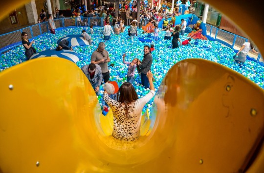 piscina de bolinhas gigante adultos 02