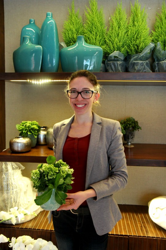 Tatiane e as flores: muito verde e tropicalismo em cena (Foto: Raquel Tannuri Santana).