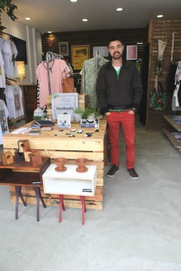 Na Moko, Fernando faz parcerias com pequenas marcas locais. Objetivo é fomentar os negócios (Foto: Raquel Tannuri Santana).