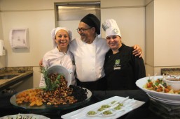 Mathias e as assistentes de cozinha: chef não é cozinheiro (Foto: Raquel Tannuri Santana).