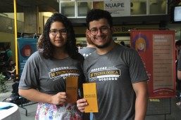 Os alunos Nayane Cardoso e Junior Lopes , voluntários na feira (Foto: Raquel Tannuri Santana).