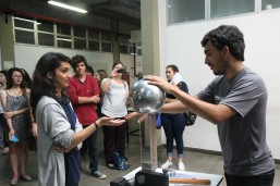 A aluna do colégio Maria Aguiar, Débora Gonçanves Bren, experimentando o gerador de Van de Graaf (Foto: Raquel Tannuri Santana).