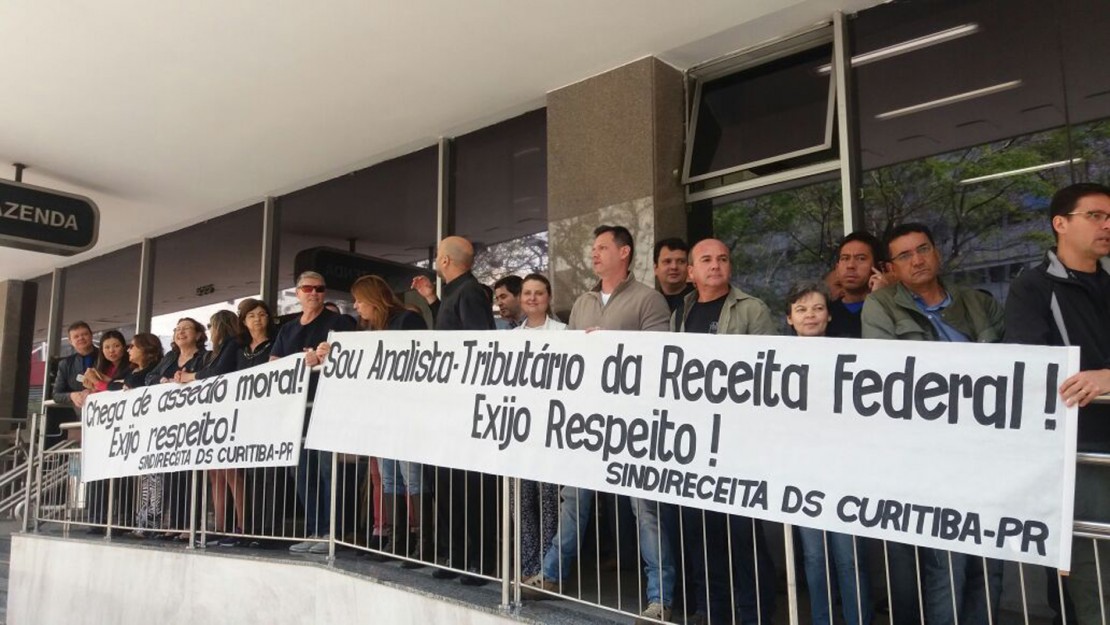 Analistas da Receita Federal cruzamos braços por três dias.