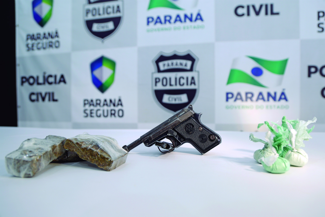 Arma e drogas foram apreendidas. Foto: Átila Alberti