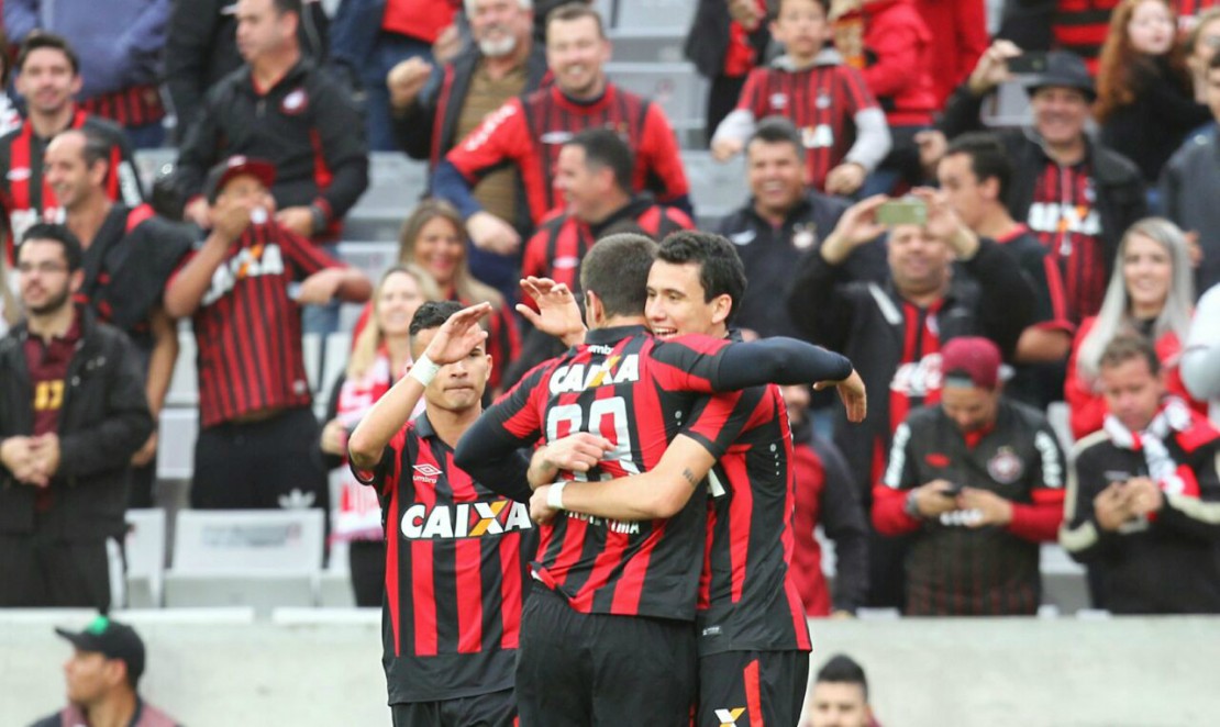 Pablo é festejado pelos companheiros. Se a defesa de novo saiu invicta, foi o atacante quem decidiu a partida. Foto: Daniel Castellano